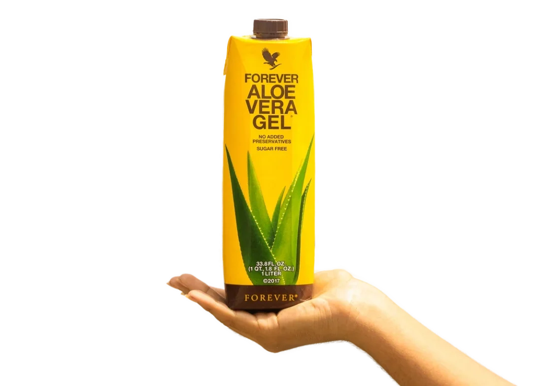 Wellforever Aloe Vera Hero Section Image ruka koja daje forever living aloe vera gel